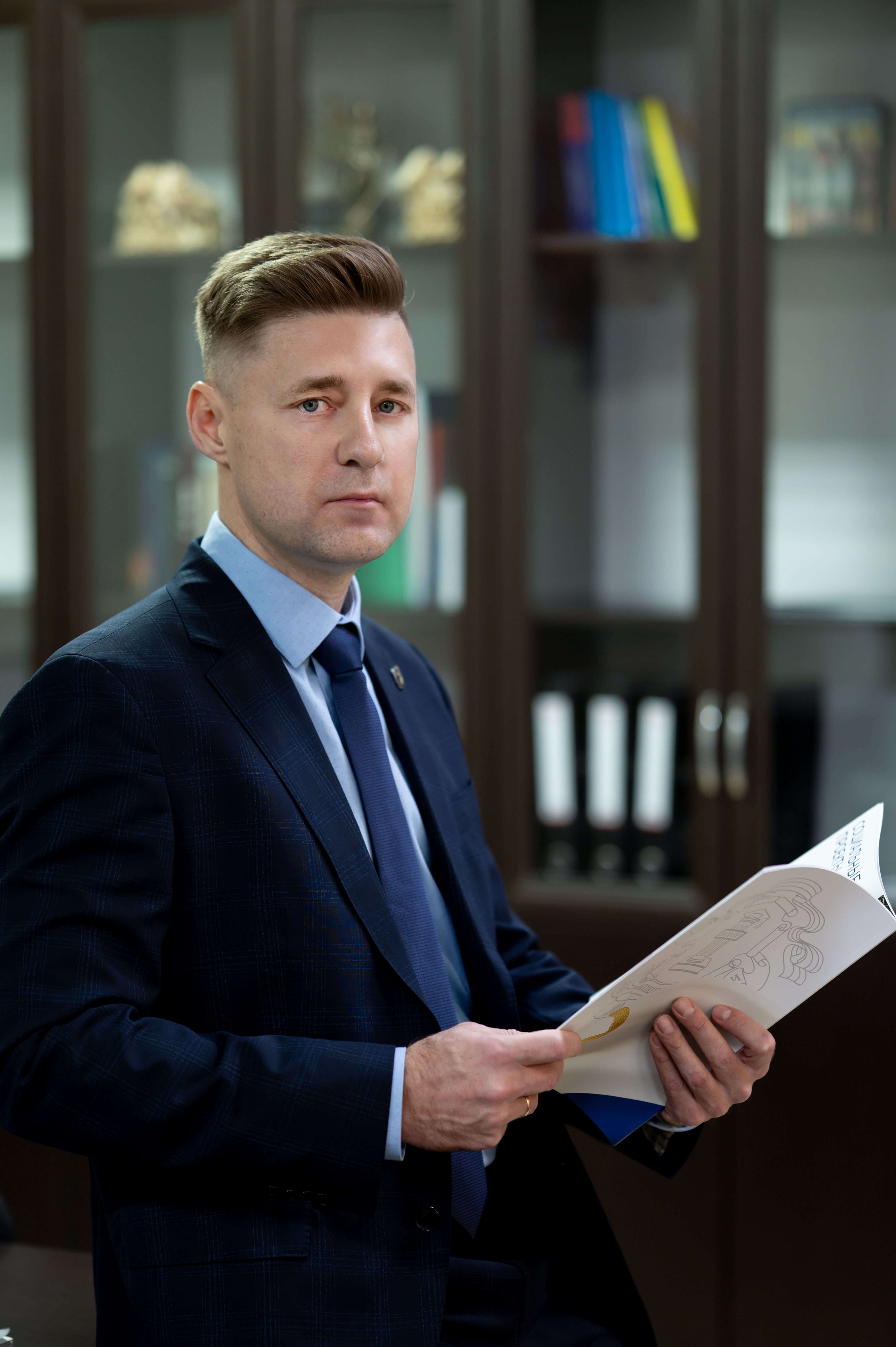 Адвокат Фирсов Валерий с папкой